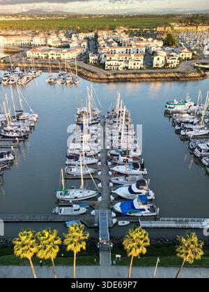Blick aus der Vogelperspektive auf den Hafen von Ventura mit verankerten Segelbooten und den Portside Apartments Stockfoto