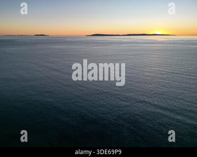 Aus der Vogelperspektive auf den ruhigen Pazifik und die fernen Kanalinseln vor der südlichen kalifornischen Küste Stockfoto