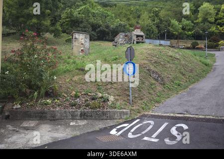 Stoppschild auf einer absteigenden Straße im Berg Stockfoto