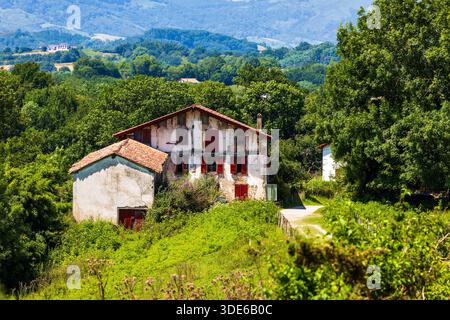 Fassade eines traditionellen baskischen Labourdine Bauernhauses in der Nähe von Ainhoa Stockfoto