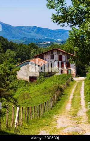 Fassade eines traditionellen baskischen Labourdine Bauernhauses in der Nähe von Ainhoa Stockfoto