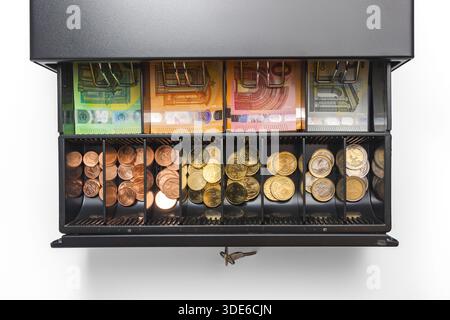 Offene Kassenschublade mit Geldstapeln von Euro-Banknoten und Cent-Münzen Sparungs- und Einzelhandelsdienstleistungen isoliert auf weißem Hintergrund Stockfoto
