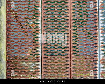 Die abwärts gerichtete Perspektive eines rostigen Gitters an einem Yachthafen Stockfoto