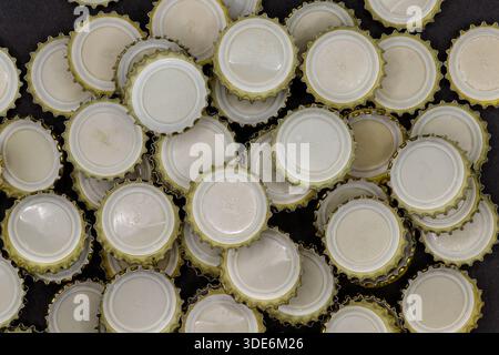 Flaschenverschlüsse mit Details zu Metall und Kunststoff, nützlich für Recycling-Themen Stockfoto