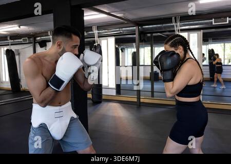 Zwei Boxer trainiert, ein Mann und eine Frau in einem Boxstudio Stockfoto