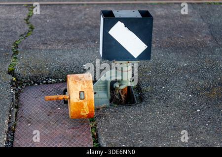 Manueller Schienenschalter mit Blinker auf Industrieerde Stockfoto