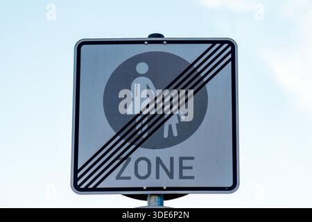 Verkehrsschild, das das Ende einer Fußgängerzone in einer städtischen Umgebung anzeigt Stockfoto
