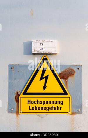 Gelbes dreieckiges Warnschild mit deutschem Text, das die Gefahr durch Hochspannung anzeigt Stockfoto