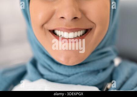 Nahaufnahme Einer Nicht Erkennbaren Muslimischen Frau In Hijab, Die Weithin Mit Perfekten Zähnen Lächelt Stockfoto