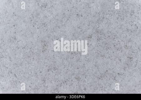 Gefrorener Schnee im Vollformat mit Textur und Mustern bei kaltem Wetter Stockfoto