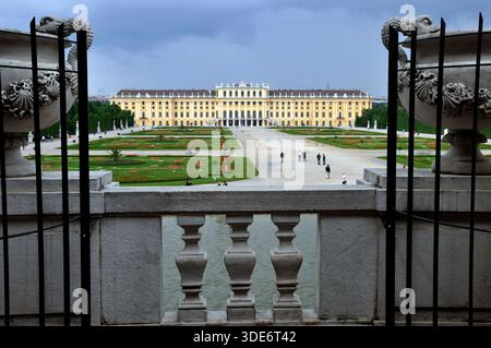 Schloss Schönbrunn, Blick von der Seite des Neptunbrunnens, Wien, Österreich Stockfoto