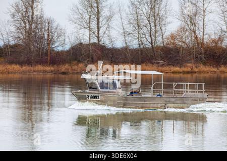Kommerzielles Fischereifahrzeug, das nach Steveston Harbour British Columbia Kanada zurückkehrt Stockfoto