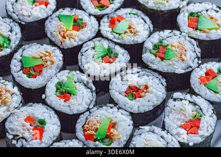 Hausgemachtes Sushi mit Krabben und Lachs Stockfoto