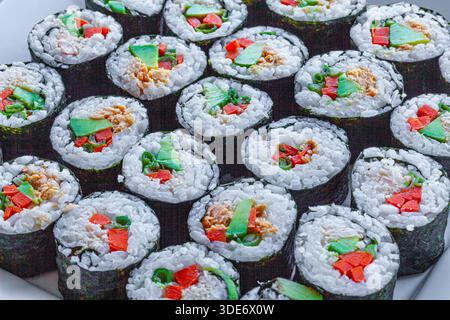 Hausgemachtes Sushi mit Krabben und Lachs Stockfoto