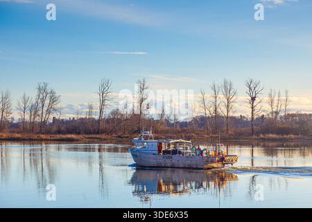 Kommerzielles Fischereifahrzeug aus Aluminium, das nach Steveston Harbour in B.C. Kanada zurückkehrt Stockfoto