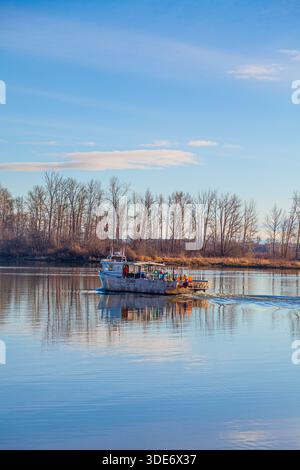 Kommerzielles Fischereifahrzeug aus Aluminium, das nach Steveston Harbour in B.C. Kanada zurückkehrt Stockfoto