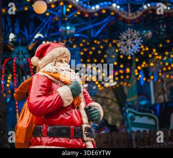 Santa Claus Statue auf dem festlichen Weihnachtsmarkt in Großbritannien Stockfoto