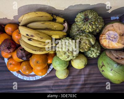 Verschiedene reife Früchte, einschließlich Bananenzitrus und Pudding-Apfel Stockfoto