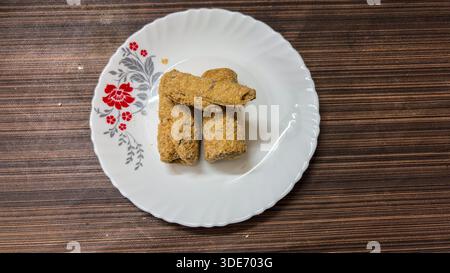 Traditionelle indische Gajak-Süßigkeiten Dessertstangen auf weißem Servierteller Stockfoto