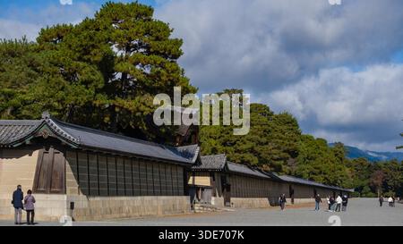 Der Kaiserpalast von Kyoto, eingebettet in den weitläufigen Kyoto Gyoen National Garden, ist ein Zeugnis der reichen kaiserlichen Geschichte Japans. Der Palast gr Stockfoto