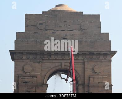Neu-Delhi, Indien. Januar 2026. NEW DELHI, INDIEN – 5. JANUAR: Personal der Delhi Fire Service (DFS) waschen das India Gate in Vorbereitung auf die Parade zum Tag der Republik am 5. Januar 2026 in New Delhi, Indien. (Foto: Sonu Mehta/Hindustan Times/SIPA USA) Credit: SIPA USA/Alamy Live News Stockfoto