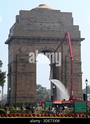 Neu-Delhi, Indien. Januar 2026. NEW DELHI, INDIEN – 5. JANUAR: Personal der Delhi Fire Service (DFS) waschen das India Gate in Vorbereitung auf die Parade zum Tag der Republik am 5. Januar 2026 in New Delhi, Indien. (Foto: Sonu Mehta/Hindustan Times/SIPA USA) Credit: SIPA USA/Alamy Live News Stockfoto