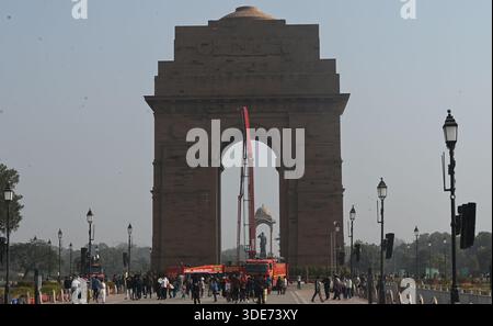 Neu-Delhi, Indien. Januar 2026. NEW DELHI, INDIEN – 5. JANUAR: Personal der Delhi Fire Service (DFS) waschen das India Gate in Vorbereitung auf die Parade zum Tag der Republik am 5. Januar 2026 in New Delhi, Indien. (Foto: Sonu Mehta/Hindustan Times/SIPA USA) Credit: SIPA USA/Alamy Live News Stockfoto
