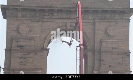 Neu-Delhi, Indien. Januar 2026. NEW DELHI, INDIEN – 5. JANUAR: Personal der Delhi Fire Service (DFS) waschen das India Gate in Vorbereitung auf die Parade zum Tag der Republik am 5. Januar 2026 in New Delhi, Indien. (Foto: Sonu Mehta/Hindustan Times/SIPA USA) Credit: SIPA USA/Alamy Live News Stockfoto