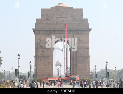 Neu-Delhi, Indien. Januar 2026. NEW DELHI, INDIEN – 5. JANUAR: Personal der Delhi Fire Service (DFS) waschen das India Gate in Vorbereitung auf die Parade zum Tag der Republik am 5. Januar 2026 in New Delhi, Indien. (Foto: Sonu Mehta/Hindustan Times/SIPA USA) Credit: SIPA USA/Alamy Live News Stockfoto