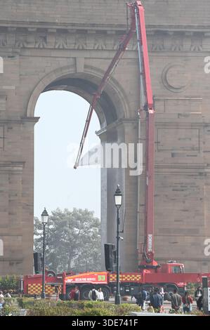 Neu-Delhi, Indien. Januar 2026. NEW DELHI, INDIEN – 5. JANUAR: Personal der Delhi Fire Service (DFS) waschen das India Gate in Vorbereitung auf die Parade zum Tag der Republik am 5. Januar 2026 in New Delhi, Indien. (Foto: Sonu Mehta/Hindustan Times/SIPA USA) Credit: SIPA USA/Alamy Live News Stockfoto