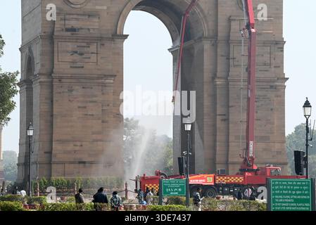 Neu-Delhi, Indien. Januar 2026. NEW DELHI, INDIEN – 5. JANUAR: Personal der Delhi Fire Service (DFS) waschen das India Gate in Vorbereitung auf die Parade zum Tag der Republik am 5. Januar 2026 in New Delhi, Indien. (Foto: Sonu Mehta/Hindustan Times/SIPA USA) Credit: SIPA USA/Alamy Live News Stockfoto