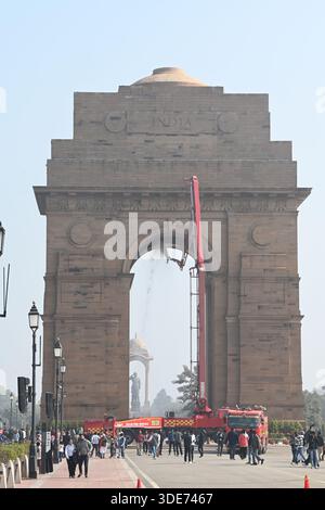 Neu-Delhi, Indien. Januar 2026. NEW DELHI, INDIEN – 5. JANUAR: Personal der Delhi Fire Service (DFS) waschen das India Gate in Vorbereitung auf die Parade zum Tag der Republik am 5. Januar 2026 in New Delhi, Indien. (Foto: Sonu Mehta/Hindustan Times/SIPA USA) Credit: SIPA USA/Alamy Live News Stockfoto