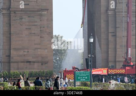 Neu-Delhi, Indien. Januar 2026. NEW DELHI, INDIEN – 5. JANUAR: Personal der Delhi Fire Service (DFS) waschen das India Gate in Vorbereitung auf die Parade zum Tag der Republik am 5. Januar 2026 in New Delhi, Indien. (Foto: Sonu Mehta/Hindustan Times/SIPA USA) Credit: SIPA USA/Alamy Live News Stockfoto