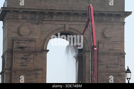 Neu-Delhi, Indien. Januar 2026. NEW DELHI, INDIEN – 5. JANUAR: Personal der Delhi Fire Service (DFS) waschen das India Gate in Vorbereitung auf die Parade zum Tag der Republik am 5. Januar 2026 in New Delhi, Indien. (Foto: Sonu Mehta/Hindustan Times/SIPA USA) Credit: SIPA USA/Alamy Live News Stockfoto