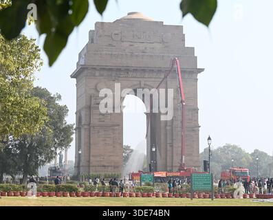 Neu-Delhi, Indien. Januar 2026. NEW DELHI, INDIEN – 5. JANUAR: Personal der Delhi Fire Service (DFS) waschen das India Gate in Vorbereitung auf die Parade zum Tag der Republik am 5. Januar 2026 in New Delhi, Indien. (Foto: Sonu Mehta/Hindustan Times/SIPA USA) Credit: SIPA USA/Alamy Live News Stockfoto