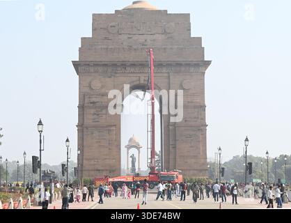 Neu-Delhi, Indien. Januar 2026. NEW DELHI, INDIEN – 5. JANUAR: Personal der Delhi Fire Service (DFS) waschen das India Gate in Vorbereitung auf die Parade zum Tag der Republik am 5. Januar 2026 in New Delhi, Indien. (Foto: Sonu Mehta/Hindustan Times/SIPA USA) Credit: SIPA USA/Alamy Live News Stockfoto