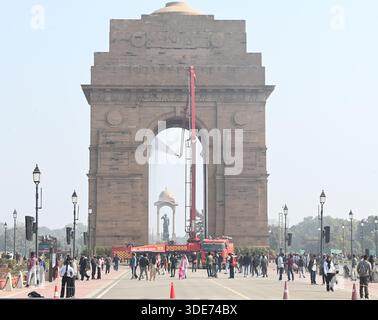 Neu-Delhi, Indien. Januar 2026. NEW DELHI, INDIEN – 5. JANUAR: Personal der Delhi Fire Service (DFS) waschen das India Gate in Vorbereitung auf die Parade zum Tag der Republik am 5. Januar 2026 in New Delhi, Indien. (Foto: Sonu Mehta/Hindustan Times/SIPA USA) Credit: SIPA USA/Alamy Live News Stockfoto