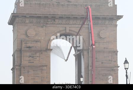 Neu-Delhi, Indien. Januar 2026. NEW DELHI, INDIEN – 5. JANUAR: Personal der Delhi Fire Service (DFS) waschen das India Gate in Vorbereitung auf die Parade zum Tag der Republik am 5. Januar 2026 in New Delhi, Indien. (Foto: Sonu Mehta/Hindustan Times/SIPA USA) Credit: SIPA USA/Alamy Live News Stockfoto