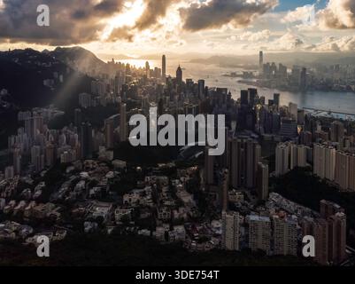Drohnenaufnahme eines Sonnenuntergangs von Victoria Harbour, Hongkong, China Stockfoto