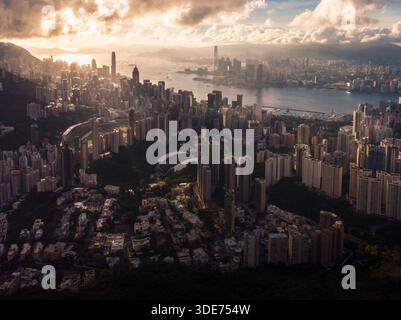 Drohnenaufnahme eines Sonnenuntergangs von Victoria Harbour, Hongkong, China Stockfoto
