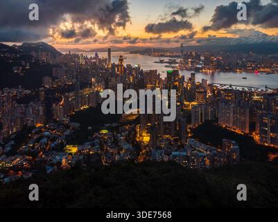 Drohnenaufnahme eines Sonnenuntergangs von Victoria Harbour, Hongkong, China Stockfoto