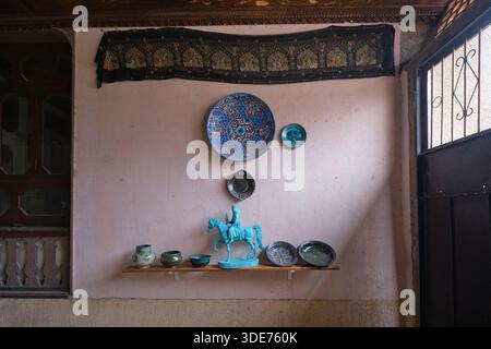 Eine blaue, grüne Pferdeskulptur. Im Keramik-, Keramik-Studio und Geschäft von Alisher Nazirov. In Rishtan, Fergana Valley, Usbekistan. Stockfoto