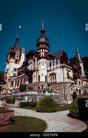 Außenansicht der Burg Peleș, einer historischen königlichen Residenz in Sinaia, Rumänien. Stockfoto