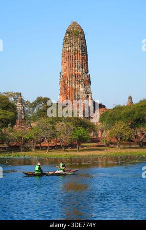 Malerischer Blick auf Wat Phra RAM spiegelt sich im Sumpfwasser mit Bootsfahrern in der Altstadt von Ayutthaya, Zentralthailand Stockfoto