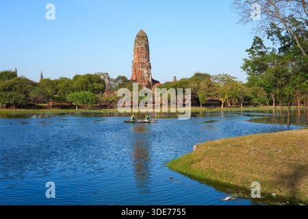 Malerischer Blick auf Wat Phra RAM spiegelt sich im Sumpfwasser mit Bootsfahrern in der Altstadt von Ayutthaya, Zentralthailand Stockfoto