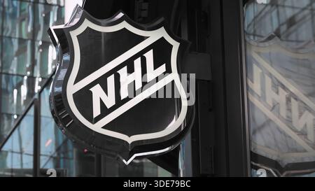 New York, NY – 21. Dezember 2025: National Hockey League, offizielles Logo der NHL. Hängendes Schild an Hudson Yards Erinnerungsstücke und Merchandise Store Stockfoto