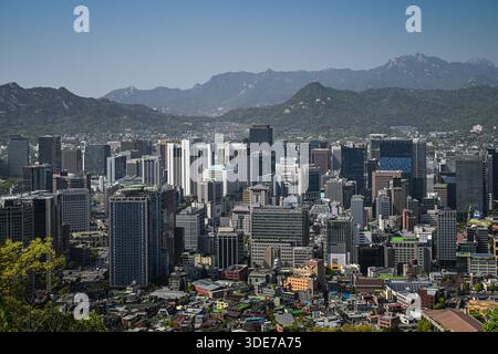 Luftaufnahme der Stadt Seoul und der umliegenden Berge. Stockfoto