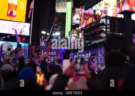 Als der Countdown am New Yorker Times Square nahte, nahm die US-amerikanische Sängerin Diana Ross am Abend des 31. Dezember 2025, Local Time, die Bühne mit einem feierlichen Auftritt auf. New York, USA, 31. Dezember 2025. Die Neujahrsglocke ertönte am Times Square, New York City, als ein Feuerwerk den Himmel erleuchtete und Konfetti die Luft füllte. An diesem Silvesterabend feierte der Times Square jährlich rund eine Million Menschen am 1. Januar 2026 um 12:00 UHR Ortszeit. Die Veranstaltung zeigte ein rot-weißes und blaues Farbschema zu Ehren des bevorstehenden 250-jährigen Jubiläums des Fou Stockfoto