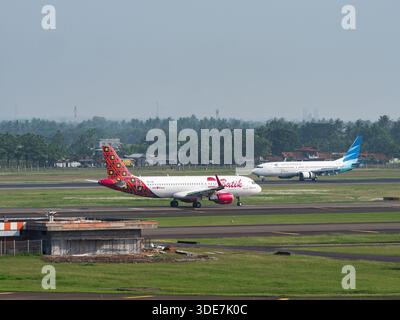 Jakarta, Indonesien - 25. Oktober 2017: Batik Air Airbus A320-200 während des Rollens und Garuda Indonesia Boeing 737-800 landeten bei Soekarno-Hatta International Stockfoto
