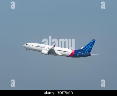 Jakarta, Indonesien - 25. Oktober 2017: Die Sriwijaya Air Boeing 737-800 startet vom Soekarno-Hatta International Airport in Jakarta, Indonesien. Stockfoto